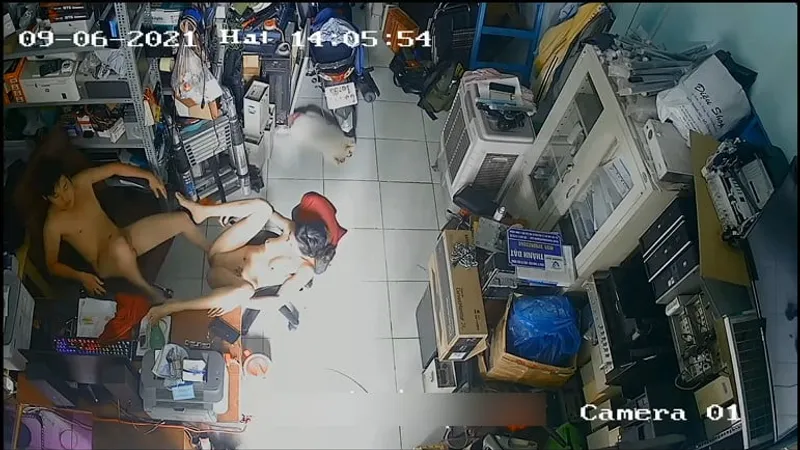 Vợ gã chồng nắc nhau trong của hàng máy tính