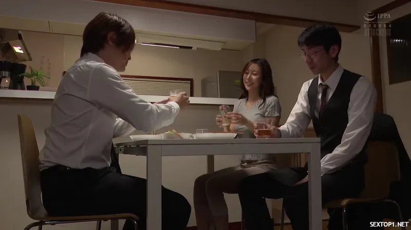 đến nhà tiền bối ở nhờ, hấp diêm luôn vợ yêu sếp