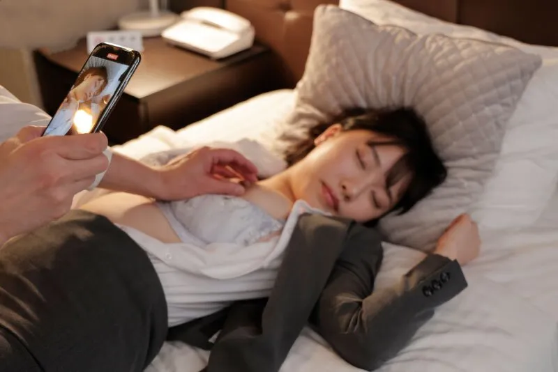 Chuyến công tác với kẻ lừng lẫy quấy rối ở công ty, cô gái bị chuốc thuốc ngủ