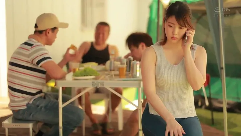 Chồng khờ để người vợ tham gia sự kiện cắm trại với mấy gã nhà bên và cái kết