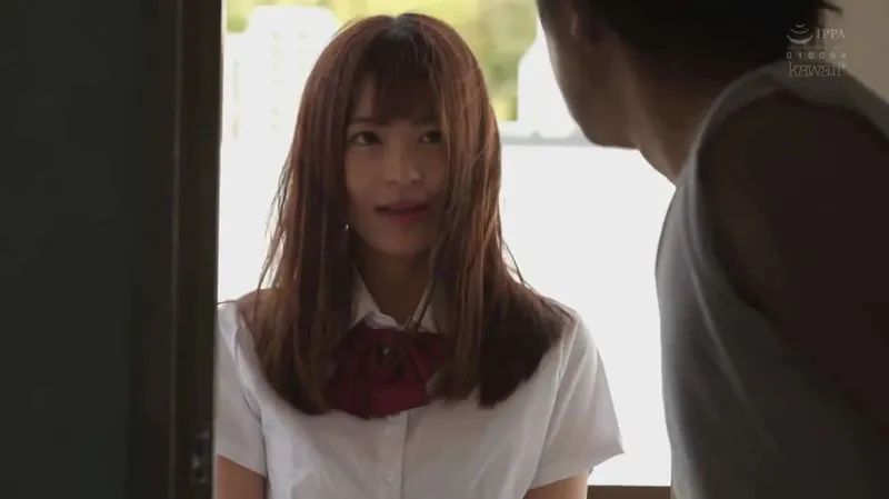 Gã cạnh nhà kinh tóm và cô nữ học sinh đáng thương