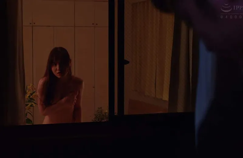 Người phụ nữ nhà bên ông xã chồng yêu nhà kề bên thường xuyên thay đồ ở ngay cửa sổ