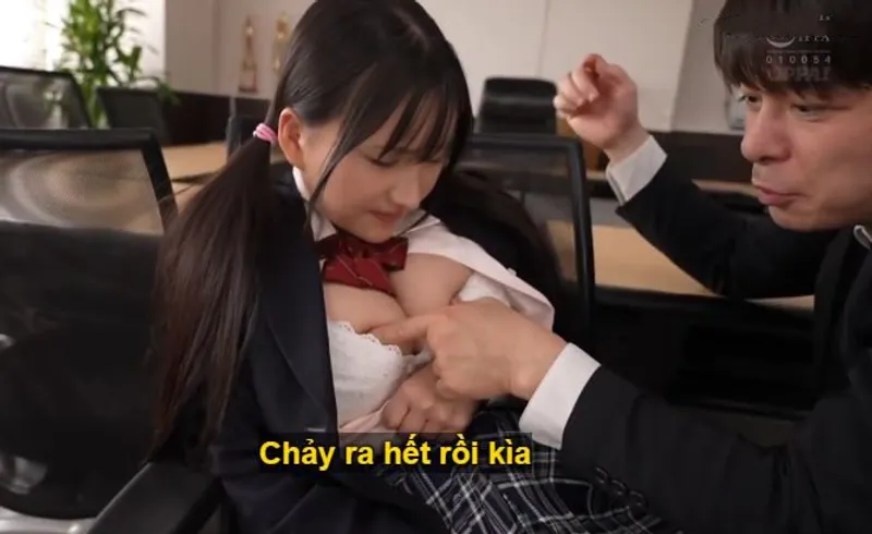 Trong suốt 3 năm, thầy giáo rèn luyện cô học trò ngực khủng thành “chứa đựng tinh hoa”.