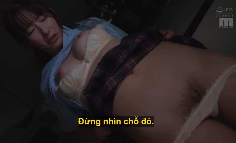 Sếp lớn đang toan tính "xử đẹp" cô em dưới quyền kiêu kỳ lười nhác, suốt ngày cắm mặt nhắn tin tán tỉnh người yêu.