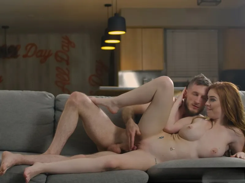 đang tăng ca mà ghệ cứ dùng lỗ lồn lôi kéo tôi doggy cùng em